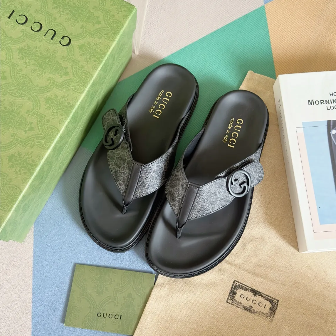 [G Home] Men's Men's Shoes💰: 300💰Size: 38-45 🆕2024Gucci Gucci Summer New Style Double G Presbyopia Flip-flops Cross Sandals Thick Sole Slippers Beach Shoes Original Purchase and Development Production G family's 2024 new summer dark horse items, fashion bloggers at home and abroad have put on the show, and it has become popular on social platforms at home and abroad. Fashionistas must pay for it, and they spend a lot of money to create ingenious craftsmanship and accurately restore every detail. Exquisite packaging at the delivery counter🛍📦 ▪️ Fabric: Original imported double G presbyopic leather ▪️ Lining: Original imported leather ▪️ Sole: Original open molded T men's shoes 💰U outsole ▪️ Bottom thickness: 3CM